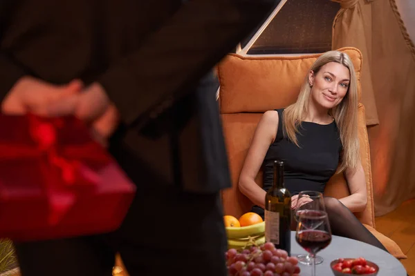 Woman in restaurant trying to see what behind man back — Stockfoto