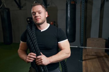 Spordan önce kameraya poz veren sakin bir sporcu.