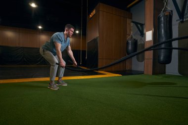 Spor salonunda odaklanmış genç sporcu eğitimi.