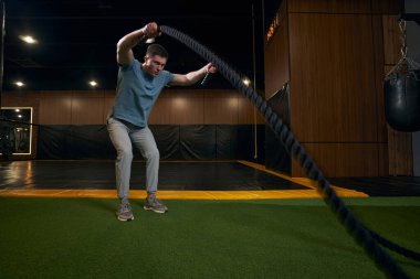 Konsantre sporcu fitness merkezinde çalışıyor.