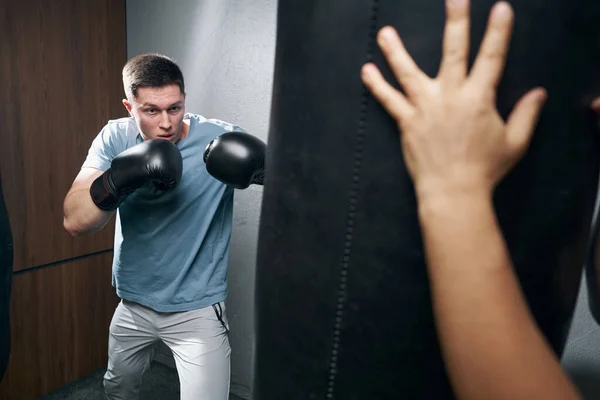 Esportista focado se preparando para o treino de boxe — Fotografia de Stock