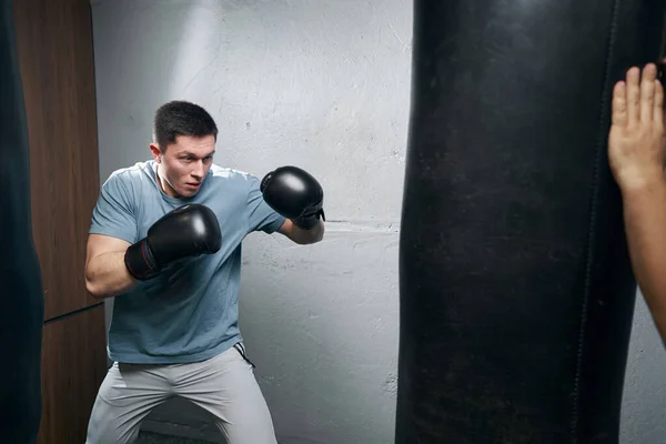 Geconcentreerde jonge mannelijke atleet doen bokstraining — Stockfoto