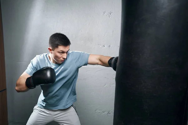 Boxeur concentré sérieux travaillant à la salle de gym — Photo