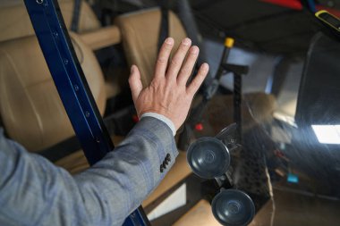 Beyaz erkek modern insansız özel helikopteri inceliyor.