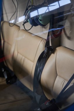 Yolcular için kulaklıkları ve koltukları olan boş rotorcraft kokpiti