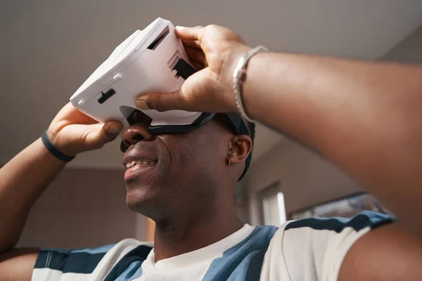 Óculos VR no rosto homem multirracial em uma sala de casa — Fotografia de Stock