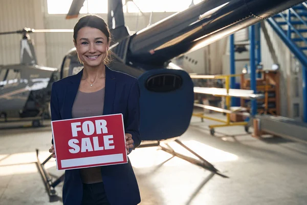 Glada flygplan hangar manager säljer privat helikopter — Stockfoto