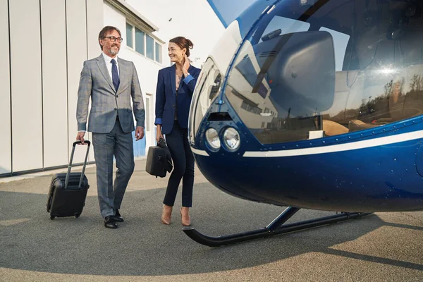 Empresarios con su equipaje caminando hacia el helicóptero —  Fotos de Stock