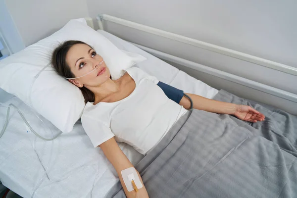 여성 환자 가코 튜브를 통해 산소 보충을 받다 — 스톡 사진