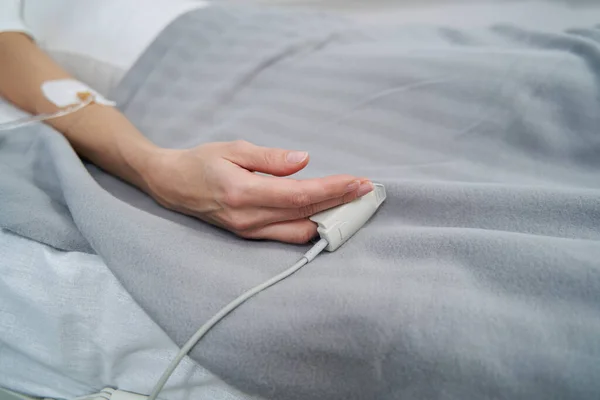 Γυναίκα ασθενής ξαπλωμένη στο κρεβάτι του νοσοκομείου κατά τη διάρκεια ενδοφλέβιας θεραπείας — Φωτογραφία Αρχείου