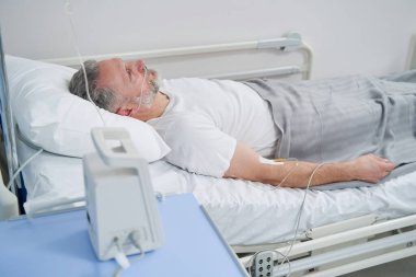 Kafkasyalı erkek hasta damar içi terapi görüyor.