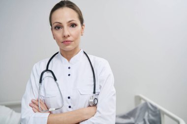 Boynunda steteskop olan sakin bir doktor geleceğe bakıyor.