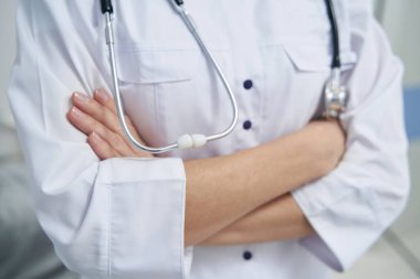 Steteskopu içeride duran Kafkasyalı sağlık çalışanı