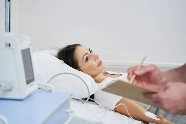 Paziente femminile che guarda il medico curante durante la procedura di trattamento — Foto Stock