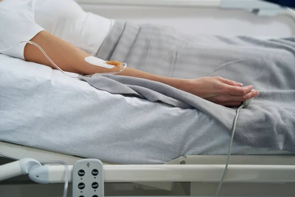 Intravénás kezelésben részesülő nőbetegek kórházi körülmények között — Stock Fotó