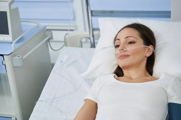 Frau unterzieht sich Sauerstofftherapie im Krankenhaus — Stockfoto