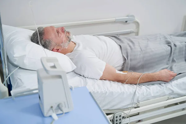정맥 치료를 받고 있는 재구부리기 백인 남성 환자 — 스톡 사진