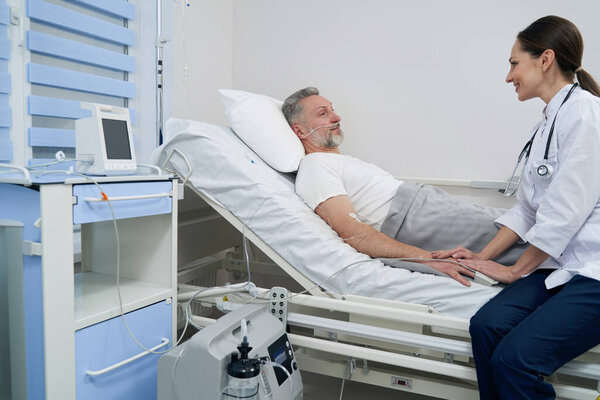 Человек общается со своим лечащим врачом во время кислородной терапии