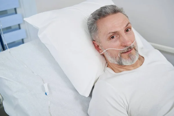 鼻管から酸素を受け取る男 — ストック写真