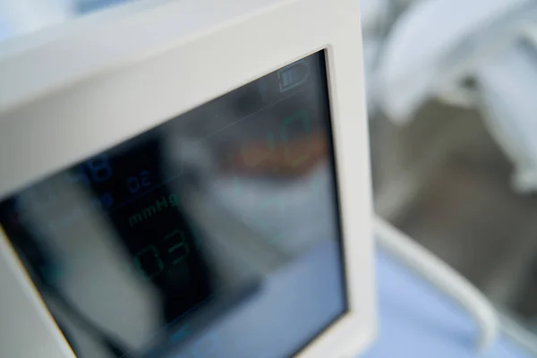 Dispositivo médico utilizado para medir los signos vitales del cuerpo humano —  Fotos de Stock