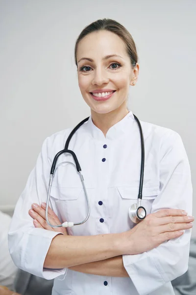 Radostná doktorka stojí na nemocničním oddělení — Stock fotografie