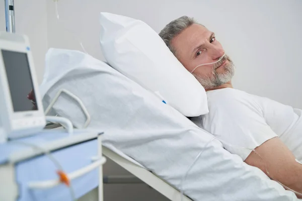 Patienter som genomgår syrgasbehandling på vårdinrättningen — Stockfoto