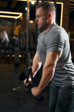 Sporcu spor salonunda kablo TV 'de çalışıyor.