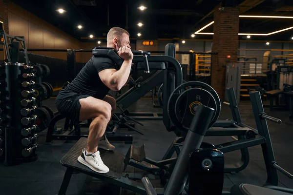 Мужчина делает упражнения на ногах с помощью тренажерного зала — стоковое фото