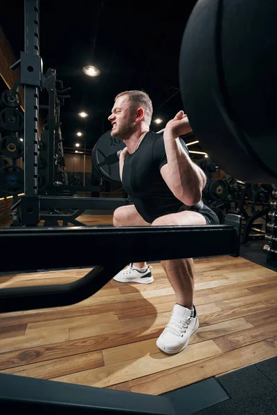 Profissional masculino halterofilista fazendo barbell volta agachamentos — Fotografia de Stock