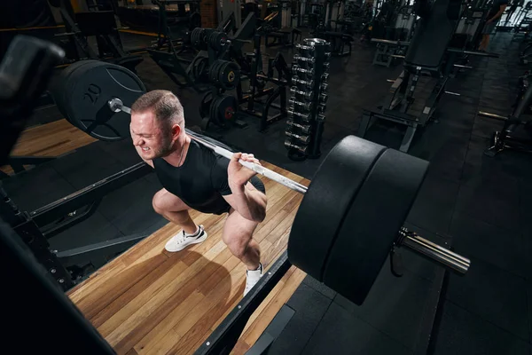 Сильний енергійний спортсмен, який працює у фітнес-кімнаті — стокове фото