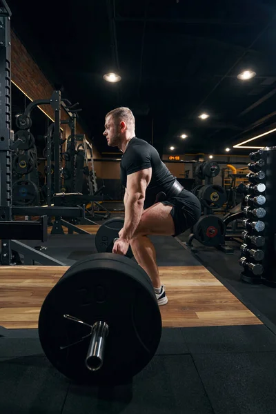 Profi-Gewichtheber beim Kreuzheben im Fitnessstudio — Stockfoto