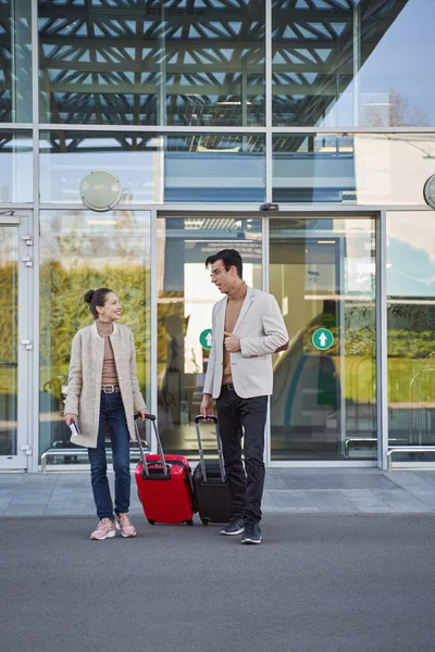 Pár pobytů u vchodu na letiště se zavazadly — Stock fotografie