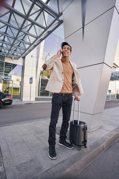 Man utanför flygplatsen som har ett telefonsamtal — Stockfoto