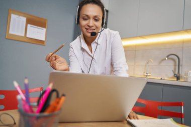 Bilgisayardan önce öğrencilere açıklama yapan olumlu çevrimiçi öğretmen