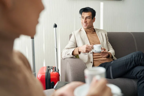 Мужчина поворачивается к окну во время питья кофе в отеле — стоковое фото