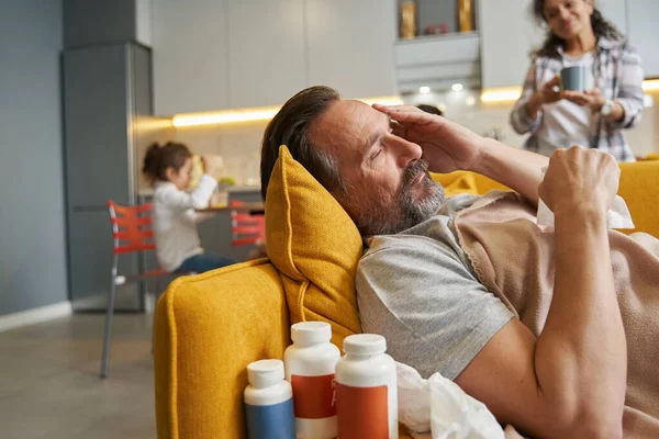 Man lijdt aan hoofdpijn tijdens ziekte — Stockfoto