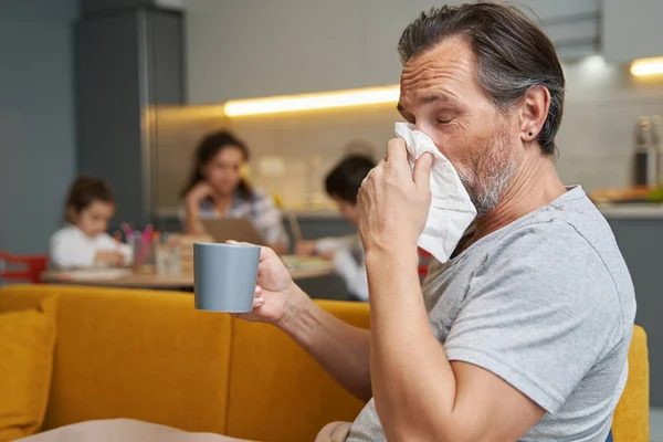 Homme avec du thé qui se mouche dans les tissus — Photo