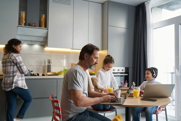 Familia en la mesa en la cocina en casa —  Fotos de Stock