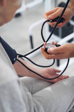 Doktor tansiyon monitöründe değerleri kontrol ediyor.