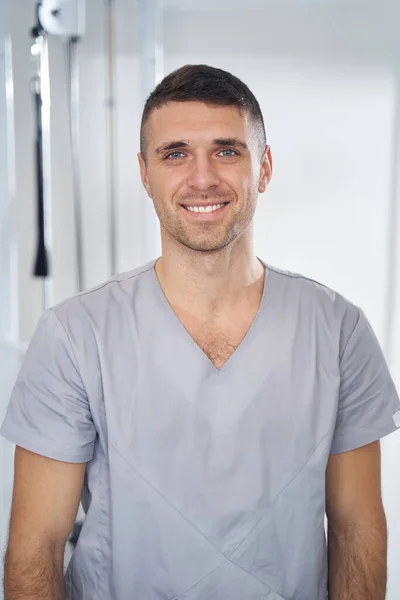 Positive male medical worker smiling to camera — Stock Photo, Image