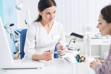 Doktor hamile kadını ultrasonda fetüse yönlendirdi.