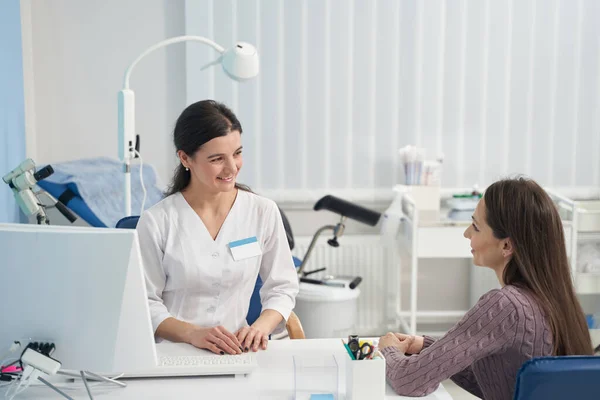 Friendly healthcare professional receiving patient in her office — Stock Photo, Image