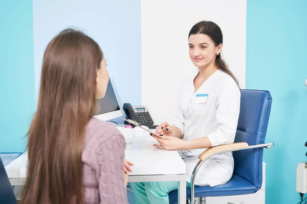 Medico professionale amichevole attento che riceve cliente femminile — Foto Stock
