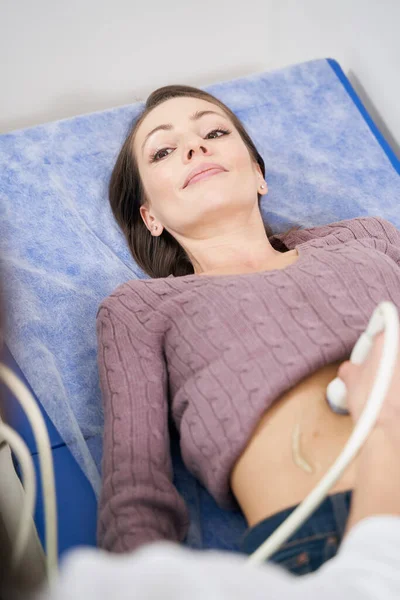 Paciente do sexo feminino submetida ao exame ultrassonográfico na clínica — Fotografia de Stock