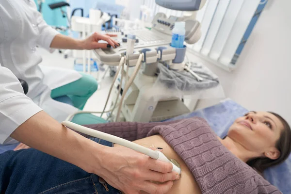 Serene jonge vrouw ondergaan abdominale echografie onderzoek — Stockfoto