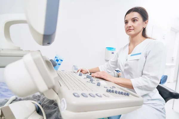 Zaměřený klidný zdravotnický pracovník provádějící ultrazvukové vyšetření — Stock fotografie