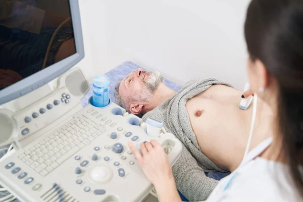 腹部超音波を受けている静かな成熟した男性患者 — ストック写真