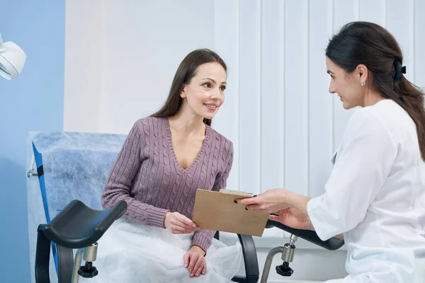Gynekolog presentera dokument för sin patient under konsultation — Stockfoto