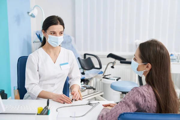 Professionelle Gynäkologin empfängt Patientin in ihrem Büro — Stockfoto