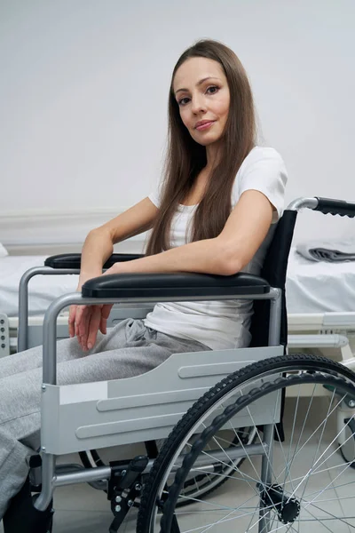 Mujer con discapacidad posando para cámara en la sala de hospital — Foto de Stock